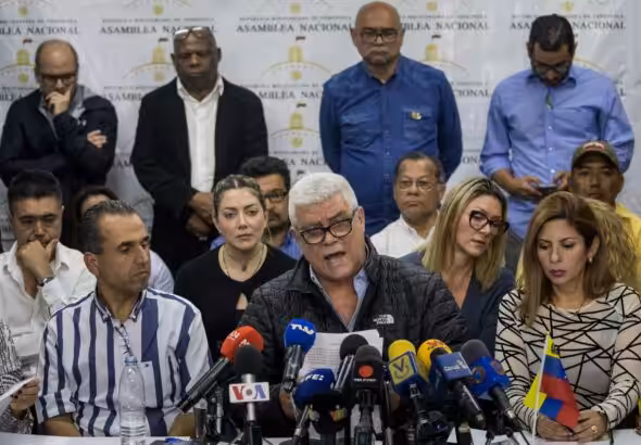 Far-right Venezuelan politician, Alfonso Marquina, giving statements at a press conference announcing the end of the fictitious and unconstitutional interim government led by former deputy, Juan Guaidó. Photo: RedRadioVE.