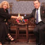 Venezuelan Vice Minister Capaya Rodríguez González and North Korean Ambassador Ri Sung Gil shaking hands at their meeting. Photo: MPPRE. 