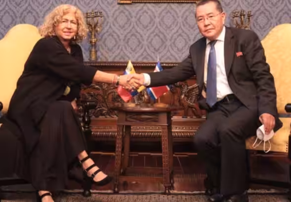 Venezuelan Vice Minister Capaya Rodríguez González and North Korean Ambassador Ri Sung Gil shaking hands at their meeting. Photo: MPPRE. 