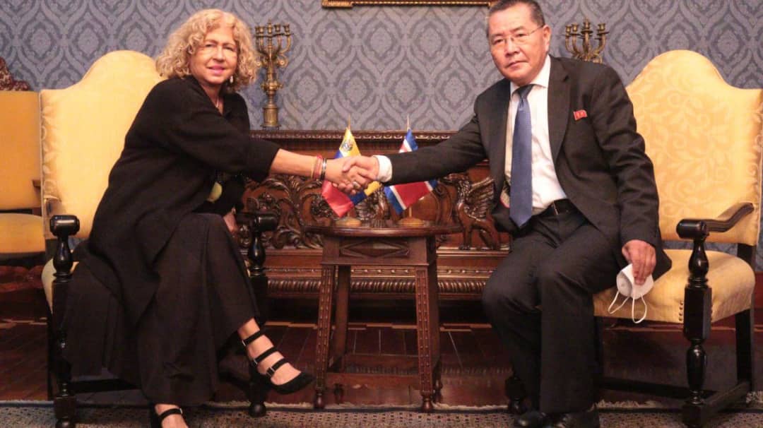 Venezuelan Vice Minister Capaya Rodríguez González and North Korean Ambassador Ri Sung Gil shaking hands at their meeting. Photo: MPPRE. 