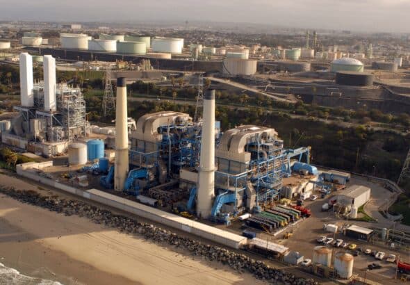 Chevron crude oil refinery in El Segundo, California. Photo: Axel Koester.