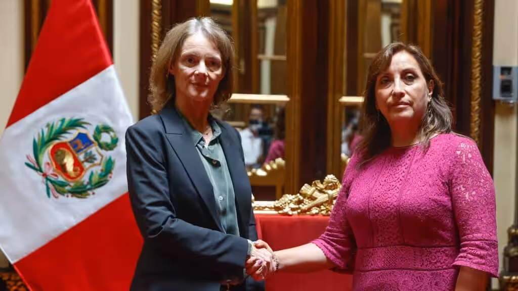 The US ambassador in Peru, Lisa Kenna (left) shakes hands with de facto president of Peru, Dina Boluarte. Photo: Twitter/@presidenciaperu.