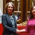 The US ambassador in Peru, Lisa Kenna (left) shakes hands with de facto president of Peru, Dina Boluarte. Photo: Twitter/@presidenciaperu.