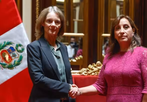 The US ambassador in Peru, Lisa Kenna (left) shakes hands with de facto president of Peru, Dina Boluarte. Photo: Twitter/@presidenciaperu.