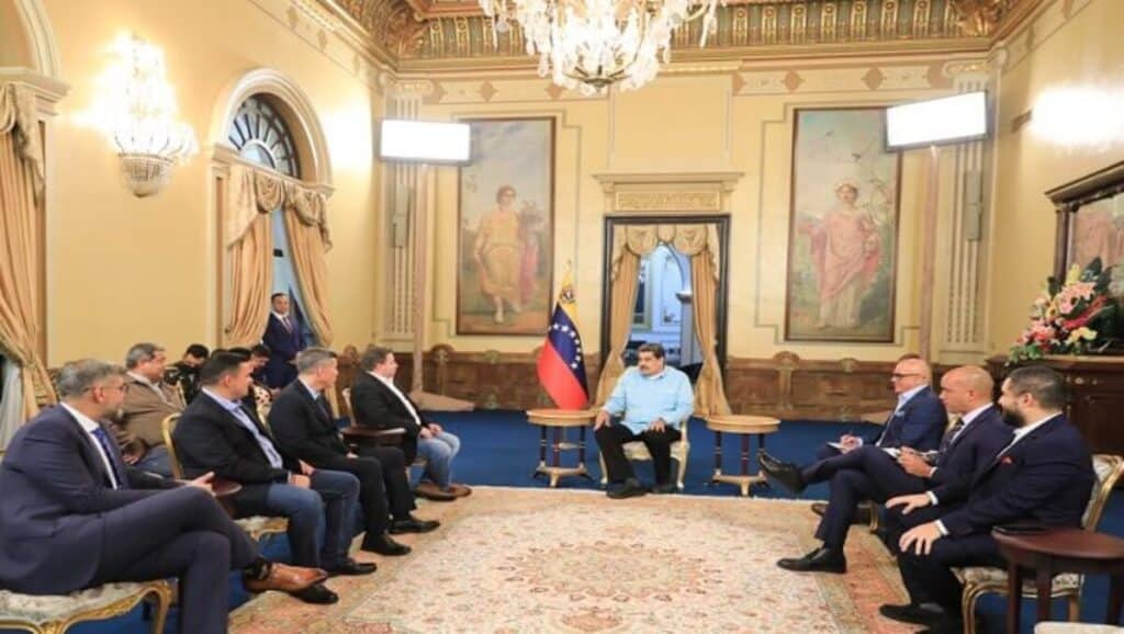 President Maduro in a meeting with representatives of Neighborhood Force opposition party at Miraflores Palace, on December 16, 2022. Photo: Presidential Press.