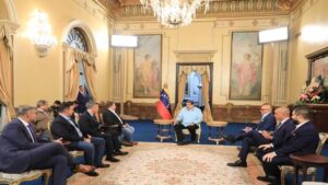 President Maduro in a meeting with representatives of Neighborhood Force opposition party at Miraflores Palace, on December 16, 2022. Photo: Presidential Press.