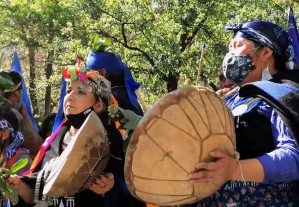 Mapuche protest in Chile, using signs in their language, defending their right to cultural independence and land recovery. Photo: Pressenza International News Agency, https://www.pressenza.com