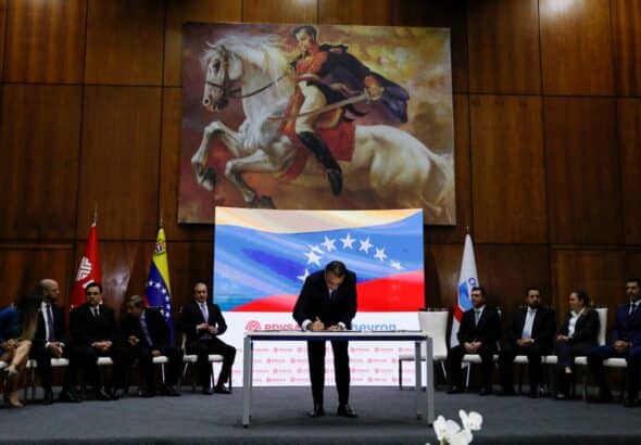 Chevron's president for Venezuela, Javier La Rosa, signs the deal aimed with PDVSA at reviving crude output and expanding operations in the country, in Caracas, Venezuela, December 2, 2022. Photo: Reuters/Leonardo Fernández Viloria.