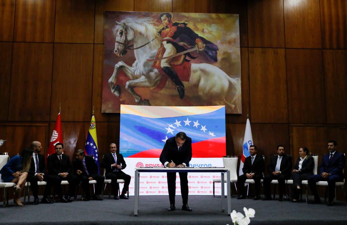 Chevron's president for Venezuela, Javier La Rosa, signs the deal aimed with PDVSA at reviving crude output and expanding operations in the country, in Caracas, Venezuela, December 2, 2022. Photo: Reuters/Leonardo Fernández Viloria.