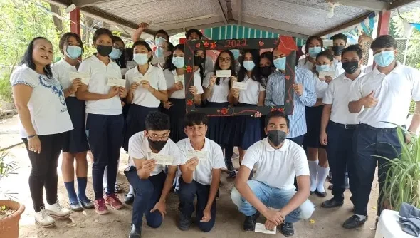 Students with their graduation bonus check. Photo: afgj.