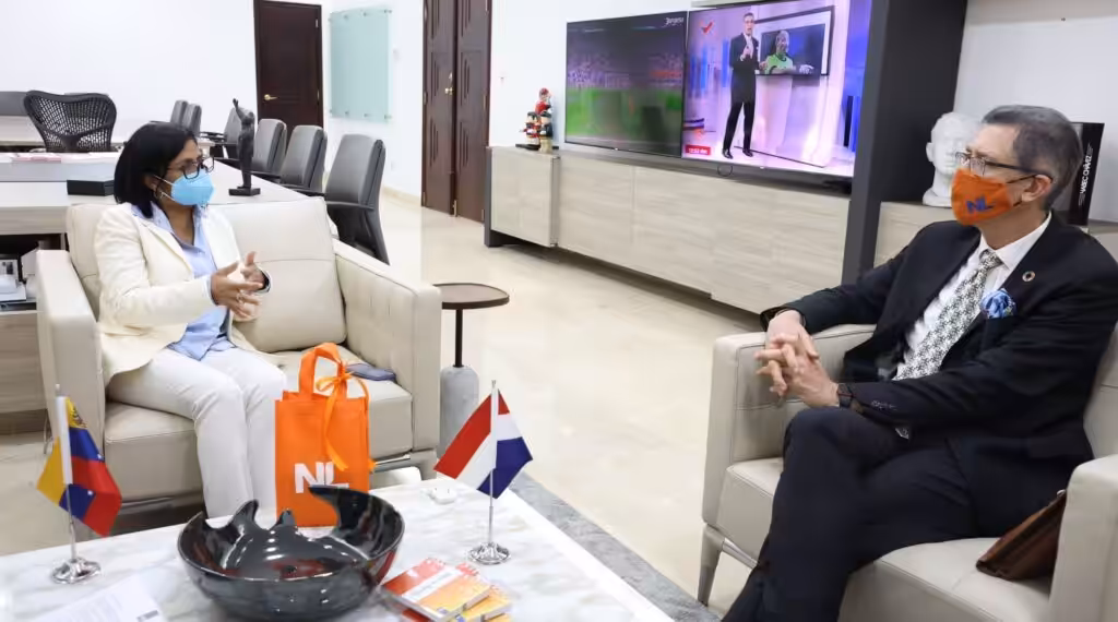 Venezuelan Vice President Delcy Rodríguez (left) and the ambassador of the Kingdom of the Netherlands in Venezuela, Robert Schuddeboom (right), in meeting discussing border reopening. Photo: Twitter/@delcyrodriguezv.
