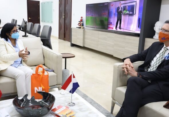 Venezuelan Vice President Delcy Rodríguez (left) and the ambassador of the Kingdom of the Netherlands in Venezuela, Robert Schuddeboom (right), in meeting discussing border reopening. Photo: Twitter/@delcyrodriguezv.