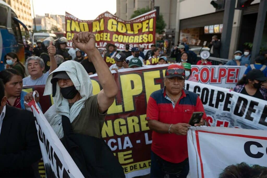 Peruvians protest in Lima in condemnation of the coup against President Pedro Castillo. Photo: El País.