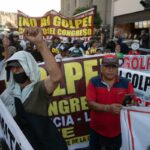 Peruvians protest in Lima in condemnation of the coup against President Pedro Castillo. Photo: El País.