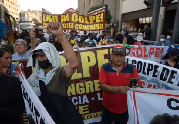 Peruvians protest in Lima in condemnation of the coup against President Pedro Castillo. Photo: El País.