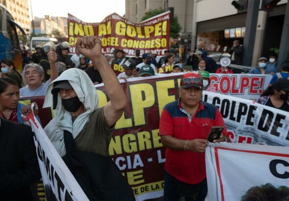 Peruvians protest in Lima in condemnation of the coup against President Pedro Castillo. Photo: El País.