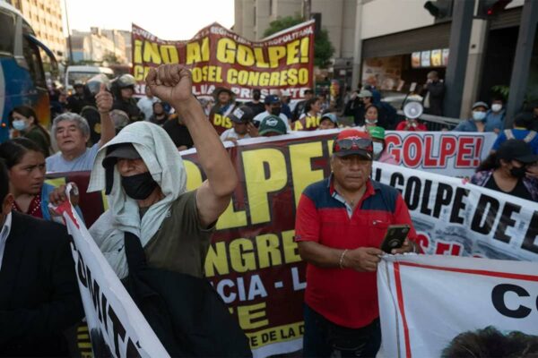 Peruvians protest in Lima in condemnation of the coup against President Pedro Castillo. Photo: El País.