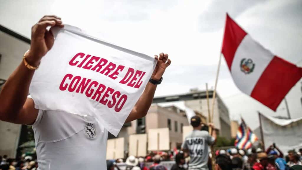 Protest in Lima calling for the dissolution of Congress after the parliamentary coup against the president of Peru, Pedro Castillo. Photo: EFE.