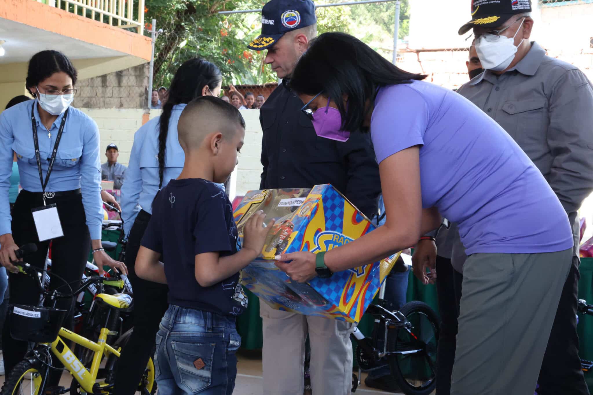 Venezuelan Vice President Delcy Rodríguez (right) hands a Christmas gift to a boy in Las Tejerías. Photo: Twitter/@ViceVenezuela.