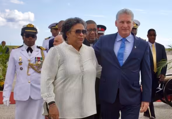 Cuban President Díaz-Canel is received at the Barbados Airport by Prime Minister Mía Amor Mottley. photo: Alejandro Azcuy.