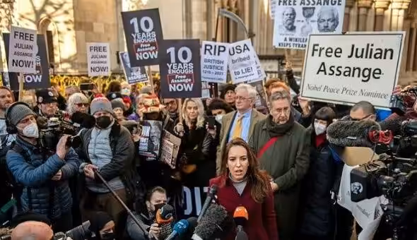 Stella Morris (C) at a rally demanding the release of Julian Assange, 2022. Photo: Twitter/@B2O6N4.
