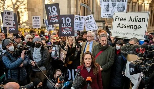 Stella Morris (C) at a rally demanding the release of Julian Assange, 2022. Photo: Twitter/@B2O6N4.