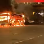 Bus set on fire on an avenue, at least five public transport buses were set on fire by Bolsonaro vandals in downtown Brasilia on December 12. Photo: Playback/CNN.