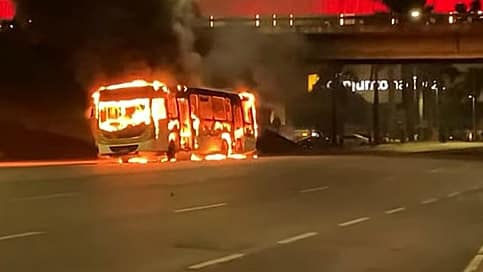 Bus set on fire on an avenue, at least five public transport buses were set on fire by Bolsonaro vandals in downtown Brasilia on December 12. Photo: Playback/CNN.