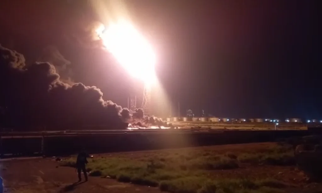 View of the fire reported in a waste lagoon at the Cardón Refinery, Falcon state, on Monday, December 26, 2022. Photo: La Patilla.