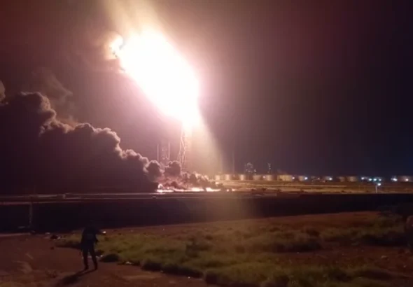 View of the fire reported in a waste lagoon at the Cardón Refinery, Falcon state, on Monday, December 26, 2022. Photo: La Patilla.