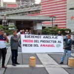 People demonstrating in the street and holding signs that say: "We want to anchor the producer's price to the shelf price." Photo: Twitter/@Lucha_Campesina.