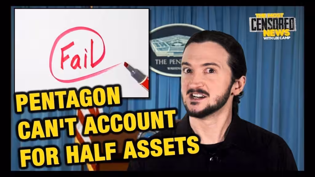 Photographic composition with a photo of Lee Camp (right) and a sign that says: Fail (left), above a caption that reads “Pentagon can't account for half assets.” In the background the Pentagon logo and the US flag. Photo: MintPress News.