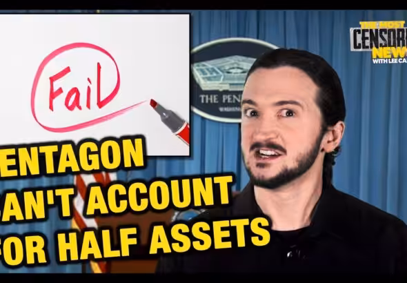 Photographic composition with a photo of Lee Camp (right) and a sign that says: Fail (left), above a caption that reads “Pentagon can't account for half assets.” In the background the Pentagon logo and the US flag. Photo: MintPress News.