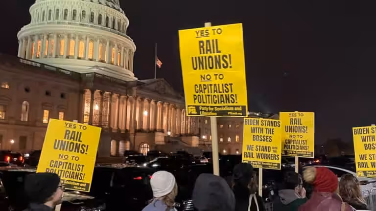 Activists march in front of the US Senate in support of railway workers. Photo: Ben Zinevich.