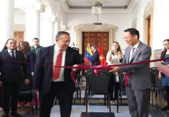 Vietnamese and Venezuelan diplomats at Casa Amarilla in Caracas. Photo: Cancerillia Venezuela (Twitter).