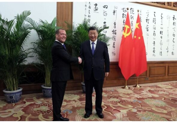 Chinese President Xi Jinping (Right) with Chairman of the United Russia Party Dmitry Medvedev (Left), Beijing, December 21, 2022. Photo: Yekaterina Shtukina/Sputnik.