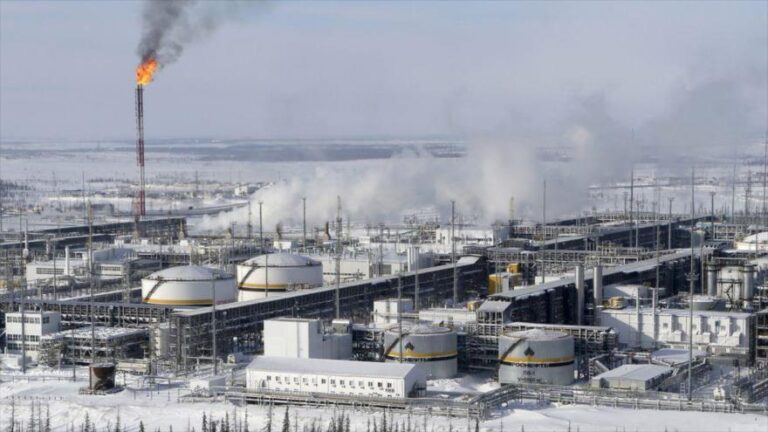 Crude treatment facilities at the Rosneft-owned Vankorskoye oil field in Krasnoyarsk, Russia. Photo: Reuters.
