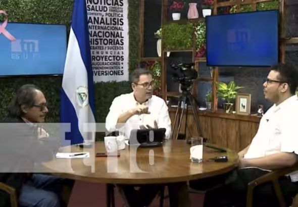 EstudioTN8 interviewing economist Frank Matus and sociologist/political analyst Freddy Franco. Photo: TN8.