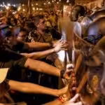 Hundreds of citizens clash with police officers as they gather in front of the Palace of Justice, in Lima, Peru, on January 10, 2023. Photo: Getty Images.