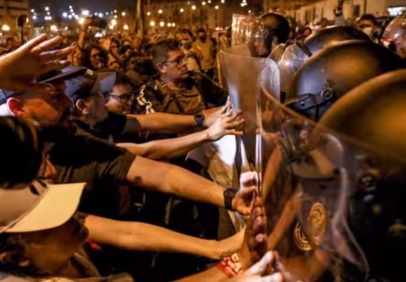 Hundreds of citizens clash with police officers as they gather in front of the Palace of Justice, in Lima, Peru, on January 10, 2023. Photo: Getty Images.