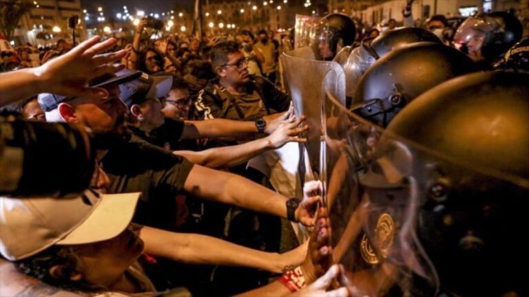 Hundreds of citizens clash with police officers as they gather in front of the Palace of Justice, in Lima, Peru, on January 10, 2023. Photo: Getty Images.
