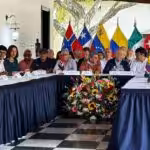 Delegations of Colombian government and ELN in the peace talks in Caracas. Photo: Twitter/@BrunoRguezP.