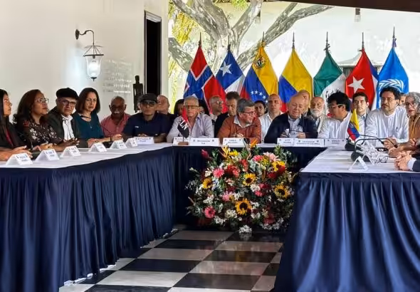 Delegations of Colombian government and ELN in the peace talks in Caracas. Photo: Twitter/@BrunoRguezP.