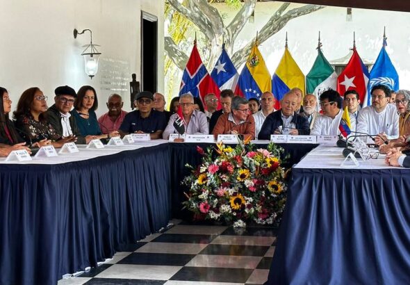 Delegations of Colombian government and ELN in the peace talks in Caracas. Photo: Twitter/@BrunoRguezP.