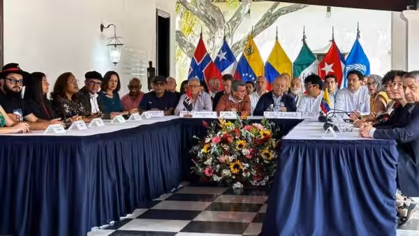 Delegations of Colombian government and ELN in the peace talks in Caracas. Photo: Twitter/@BrunoRguezP.