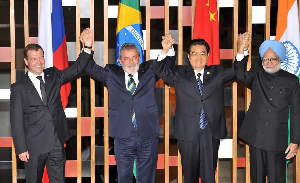 Brasília - The president of Russia, Dmitri Medvedev, Brazilian president Lula, the president of China, Hu Jintao, and the prime minister of India, Manmohan Singh, pose for an official photo during the 2nd Summit of Heads of State and Government of BRIC, April 2010. Photo: José Cruz/ABr | CC-BY-3.0 BR.