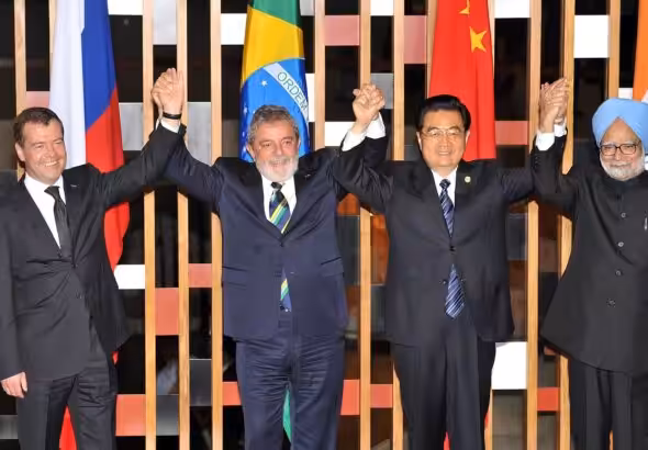 Brasília - The president of Russia, Dmitri Medvedev, Brazilian president Lula, the president of China, Hu Jintao, and the prime minister of India, Manmohan Singh, pose for an official photo during the 2nd Summit of Heads of State and Government of BRIC, April 2010. Photo: José Cruz/ABr | CC-BY-3.0 BR.