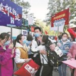 Members of the medical team from Beijing’s China-Japan Friendship Hospital meet their family members after enjoying a two-week holiday following a successful mission in Wuhan, Hubei province, on April 22, 2020. Photo: “Capturing COVID-19 in photos,” China Daily, December 26, 2022.