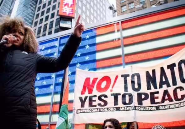Claudia De La Cruz of The People's Forum speaks to a crowd outside of the US Army Recruiting Station in Times Square. Photo: Peoples Dispatch.