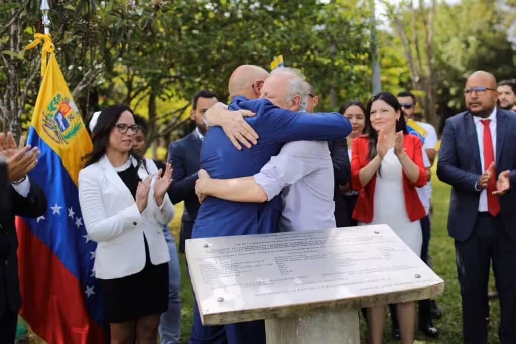Brazilian social leader João Pedro Stedile and Venezuelan deputy Jorge Rodríguez during the ceremony returning the Venezuelan embassy in Brasília to Venezuelan authorities. Photo: Twitter/@madeleintlSUR.